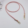 Dettaglio tracolla in pelle PU rosa con ganci a molla dorati e finiture metalliche - Rosa + Gancio Dorato