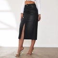 Detail van zwarte denim midi-rok met hoge taille, voorsplit en knoopsluiting ontwerp - S / Zwart