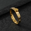 Anello croce in acciaio inossidabile dorato con cristalli su sfondo di roccia - US 6 / Oro