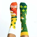 Detail van asymmetrische St. Patrick's Day sokken met leprechaun en groen ruitpatroon - Bier Baard Man