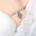 Elegante bracciale mano di Hamsa e malocchio in finitura argento con strass pavé - Mano di Fatima (E402) / Argento