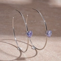 Elegante silberne C-förmige Creolen mit einem violetten herzförmigen Zirkon-Edelstein - C-förmiger Herz-Stil / Silber (Violetter Zirkonia)