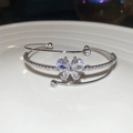 Macro-opname van een zilveren vlinderarmband met sprankelende zirkoniasteentjes erop - Wit (Heldere Zirkonia)