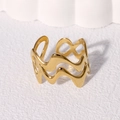 Polierter, goldener Edelstahlring mit doppellagigen Wellen auf weißem Steinsockel - Doppelschicht Wellen Offener Stil / Gold