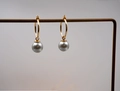 Paio di orecchini a cerchio dorati minimalisti con eleganti ciondoli in perla grigio scuro - Orecchini / 10mm / Grigio Melange