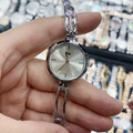Détail de la montre bracelet argentée pour femme avec cadran rond et film protecteur - Boîtier Argent Cadran Blanc