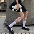 Calze lunghe stile JK con nastri bianchi incrociati e scarpe Mary Jane con plateau nero - Stile con Lacci Fiocco e Nastro / Bianco