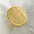 Macro-detail van een vintage gouden muntring met Venus-reliëf en een kleine strassteen - Verstelbaar Open / Goud