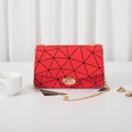Borsa a tracolla geometrica rossa con catena dorata e chiusura a rotazione in metallo - Rosso