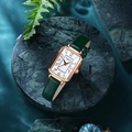 Montre rectangulaire pour femme avec boîtier doré et bracelet en cuir vert sur pierre - Bracelet en Cuir / Bracelet en Cuir Vert