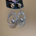 Détails macro de boucles d'oreilles larmes argentées multicouches au fini métallique - Placage Or Véritable Tige en Acier / Argenté