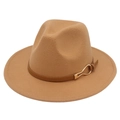 Détail d'un chapeau fedora en laine fauve avec ruban en cuir et boucle dorée - Chameau
