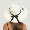 Cappello di paglia bianco a tesa larga con fiocco nero e ricamo 'Love' per il sole - Taglia unica / Lettera con Bordo Sfilacciato (Bianco Latte)