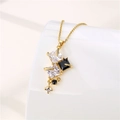 Detalle de collar geométrico dorado con circonitas cuadradas y redondas bicolores - Colgante Geométrico Negro y Blanco / Dorado