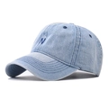 Dettaglio del tessuto denim lavato e del ricamo N blu scuro sul berretto da baseball - Regolabile / Denim Blu Chiaro
