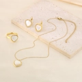 Goldenes Herz-Schmuckset mit Halskette Ohrringen und Ring auf Steinuntergrund - Ringgröße 6 / Weißes Herz (Gold)