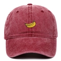 Detalle de gorra de béisbol de mezclilla lavada burdeos con bordado de plátano amarillo - Burdeos