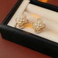 Dettaglio di orecchini a quadrifoglio dorati con perle e strass in un astuccio - 13# Perno in Argento Zirconia Occhio di Gatto Perla