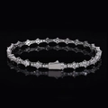 Lujosa pulsera tenis de plata con circonitas brillantes sobre un fondo de espejo negro - 6 Pulgadas (15.24cm) / Oro blanco