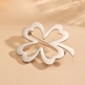 Spilla moderna a quadrifoglio in argento traforato realizzata in acciaio al titanio lucido - Fiore a Quattro Foglie Svuotato (S003) / Argento