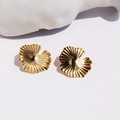Boucles d'oreilles feuilles de ginkgo dorées avec texture radiale sur fond pierre - Doré