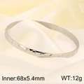 Polierter silberner Titanstahl-Armreif mit Textur, Innenmaß 68x5,4 mm, Gewicht 12 g - Herz-Muster Einzelner Armreif / Innen 68x5.4mm / Stahlfarbe