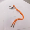 Détail d'un cordon tressé orange à pois blancs avec fermoir mousqueton en métal argent - 16.A05 Lanière Orange