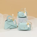 Tres bolsas de cuero azul claro para recuerdos de boda con hebillas doradas y cintas de seda - Azul Niebla