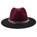 Dettaglio del cappello fedora bicolore bordeaux e nero con catena in metallo dorato - M / Rosso Vino + Nero