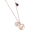Collar de oro rosa con múltiples colgantes, símbolo de paz y piedra de resina negra - Estilo Paz Oro Rosa (KN82523-KSP)