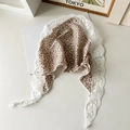Detalle del pañuelo floral con estampados de flores moradas y bordes de encaje blanco - Encaje de Flores Pequeñas / Blanco Roto