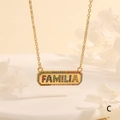 Detail van gouden Familia-hanger met gekleurde steentjes en fijne schakelketting - Familia Rechthoekige Plaat Stijl (NE2282-C)