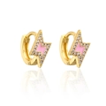 Dettaglio di orecchini a cerchio dorati a fulmine con smalto rosa e cristalli - Oro Rosa