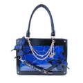 Detail der Gothic-Tasche mit blauen Schmetterlings-Patches und Metallketten - Schwarz & Blau Schmetterling