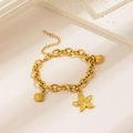 Bracelet ajustable doré avec breloques étoile de mer et coquillage sur marbre - Bracelet Étoile de Mer Coquillage (QYE19) / Or