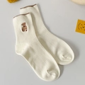 Chaussettes mi-hautes blanc crème style japonais avec broderie ours et bord ondulé - Taille unique / Blanc Lait