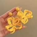 Pendientes de flores tejidas de rafia amarilla hechos a mano para vacaciones de verano - Aguja de plata / Amarillo