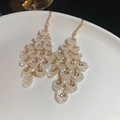 Dettaglio di orecchini a fiore in acrilico con nappe dorate e inserti in cristallo - Gancio Oro Petalo Bianco (耳钩-金色-白色)
