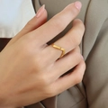 Anello minimalista in oro rosa a forma di V indossato all'indice con finitura lucida - Taglia 6 Aperto Regolabile / Oro Strato Singolo