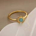 Goldener Sonnenring mit türkisfarbenem Opalstein auf einem minimalistischen Keramikteller - Einstellbar Offen / Gold