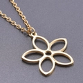 Collana minimalista in acciaio inossidabile dorato con ciondolo a fiore a cinque petali - Set di collane / Oro