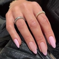 Unghie finte a mandorla French rosa con anelli misti argento e oro a treccia - Stile Francese Rosa (JP1988)