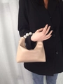 Vista detallada del bolso de cuero PU beige con asa de perlas y elegante cadena de metal - Caqui