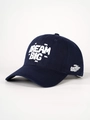 Detail der marineblauen Baumwoll-Baseballkappe mit weißem DREAM BIG Stickerei-Logo - Einheitsgröße / Marineblau
