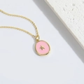 Elegante collana a catena dorata con pendente ovale in smalto rosa e dettaglio stella - Stella Rosa