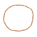 Minimalistisches braunes Zylinder-Perlenarmband mit goldenen Akzenten auf Weiß - Tan/Goldene Perlen