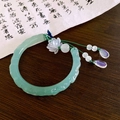Bracelet jonc en jade sculpté vert clair avec pendentif lotus et pampille perlée - Bracelet Jonc Sculpté Style Jade Vert