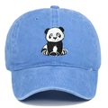 Dettaglio del ricamo panda su cappellino in cotone lavato azzurro con trama vintage - Regolabile / Azzurro