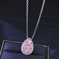Elegante hanger met roze zirkonia in peervorm en diamanten halo op blauw fluweel - Roze