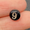 Perla in conchiglia piatta nera 8mm con numero 9 argento per gioielli fai da te - Numero 9 / Nero